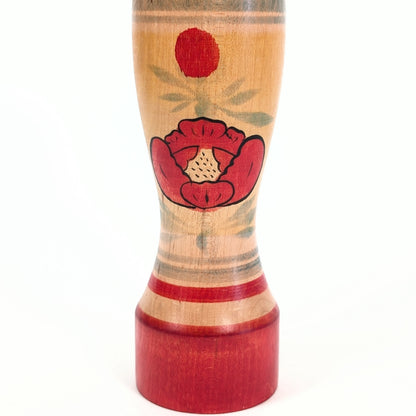Motif de pivoine botan sur le corps d’une kokeshi dentō Zao de Yamagata, artisanat japonais authentique