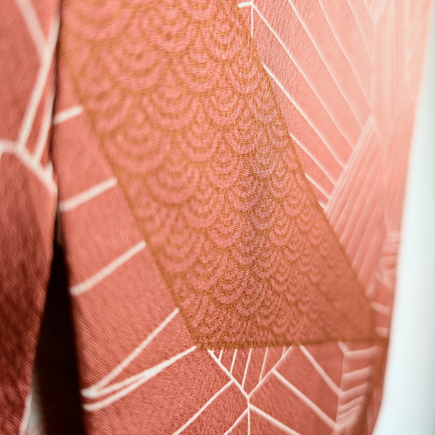 Zoom sur motif seigaiha de vagues japonaises sur haori en soie texturée couleur corail doux