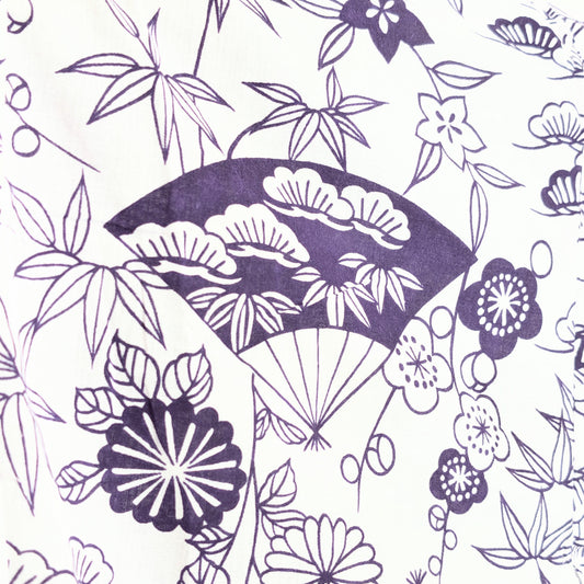 Détail du tissu 100% coton d’un yukata léger japonais blanc et violet, avec motifs éventails sensu, pins matsu, bambous take et fleurs traditionnelles