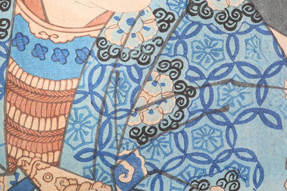 Détail du motif shippô-tsunagi et des fleurs bleues du costume kabuki, gravure japonaise originale nishiki-e de Kuniteru II.