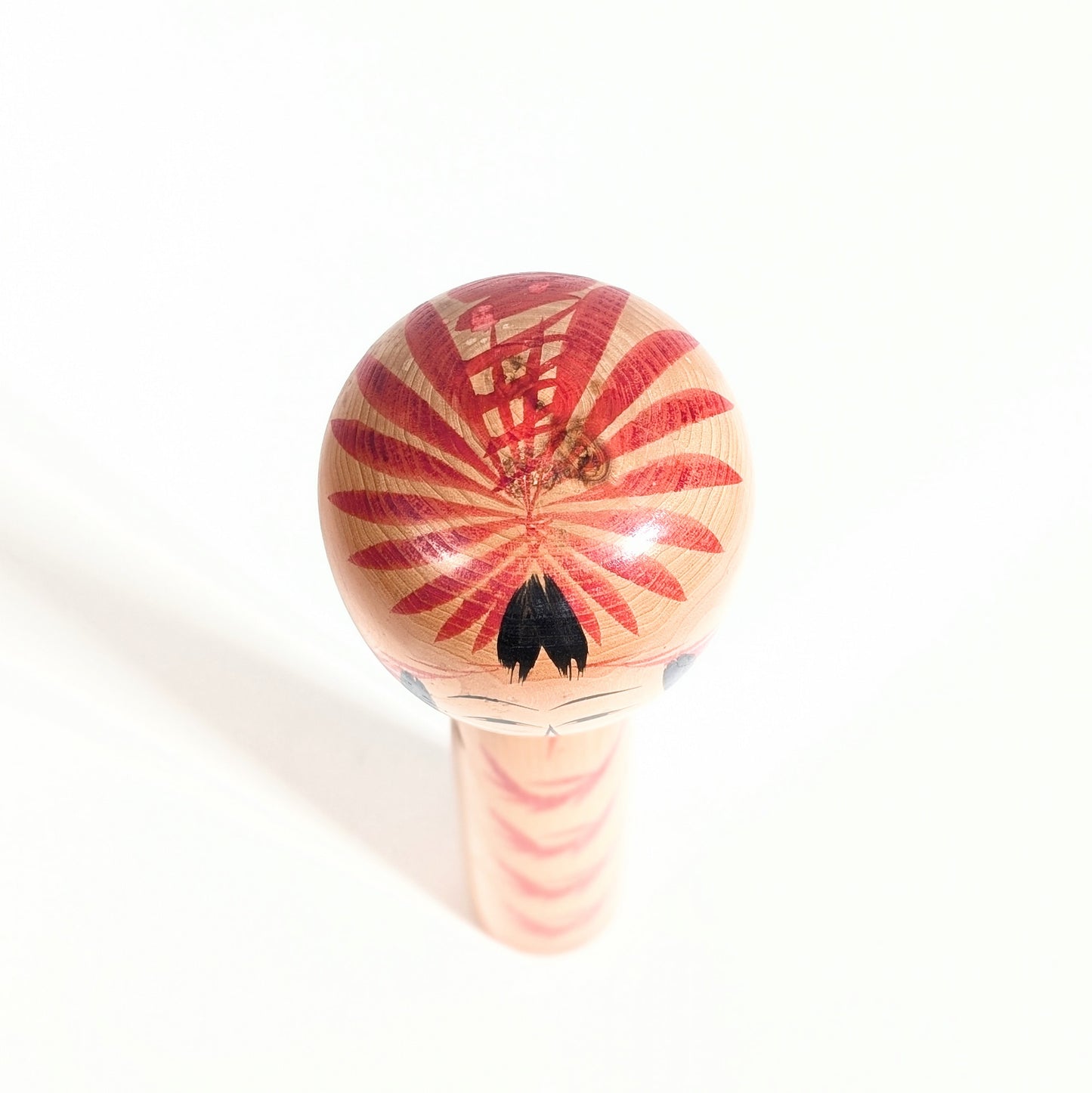 Motif Tegara caractéristique sur la tête d’une kokeshi japonaise Togatta traditionnelle