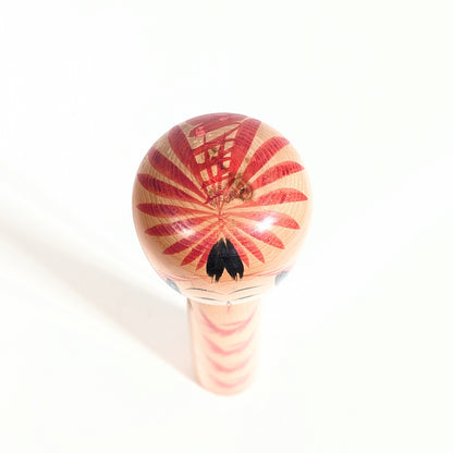 Motif Tegara caractéristique sur la tête d’une kokeshi japonaise Togatta traditionnelle