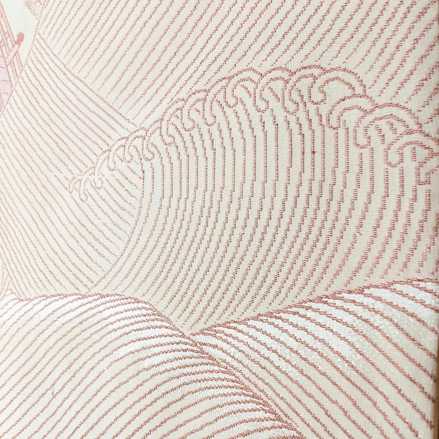Motif de vagues japonaises nami tissé sur la soie rose saumon du haori vintage, avec fines lignes ondulantes en relief