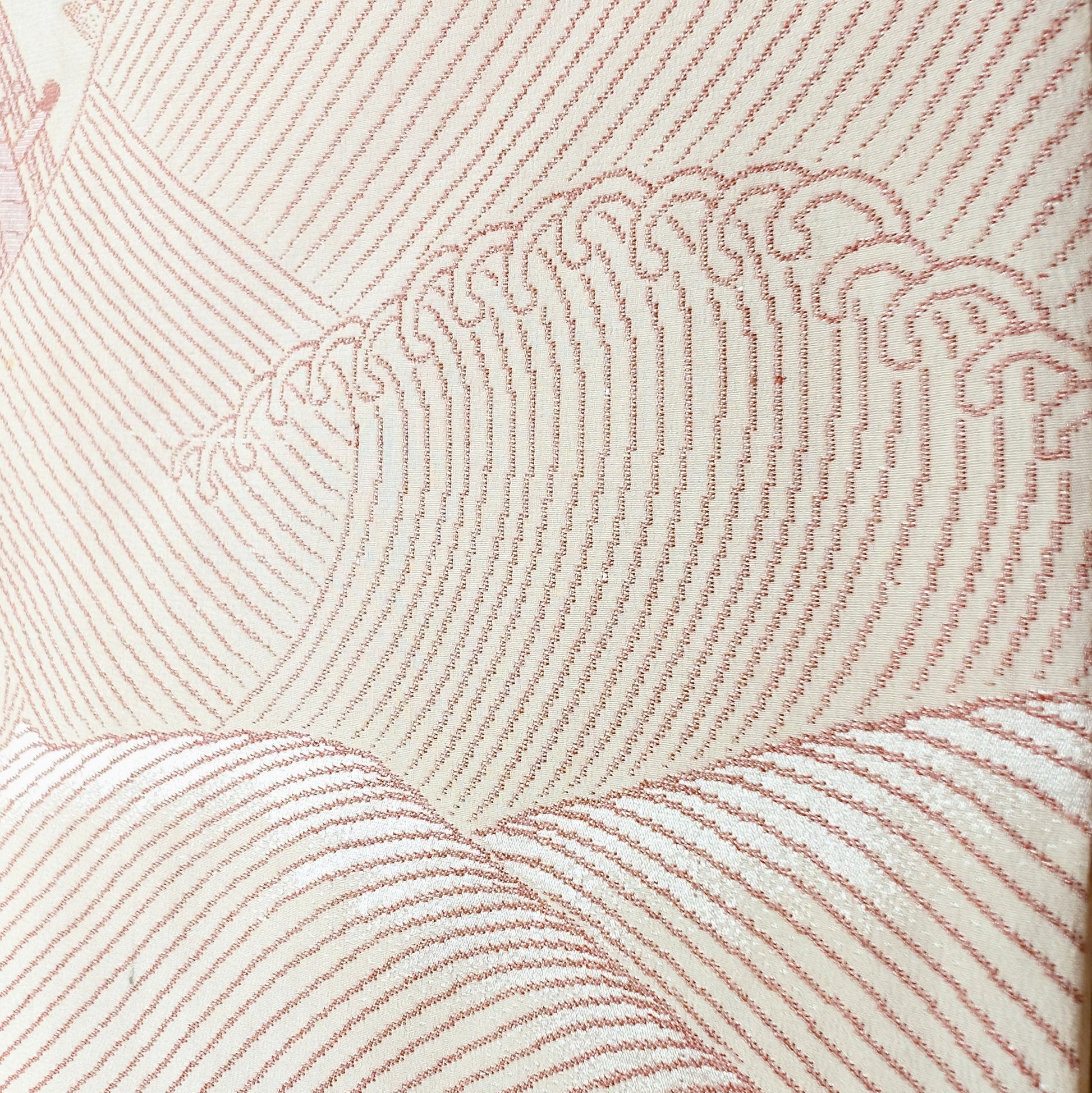 Motif de vagues japonaises nami tissé sur la soie rose saumon du haori vintage, avec fines lignes ondulantes en relief