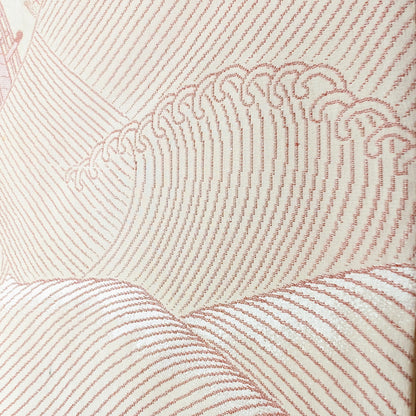 Motif de vagues japonaises nami tissé sur la soie rose saumon du haori vintage, avec fines lignes ondulantes en relief