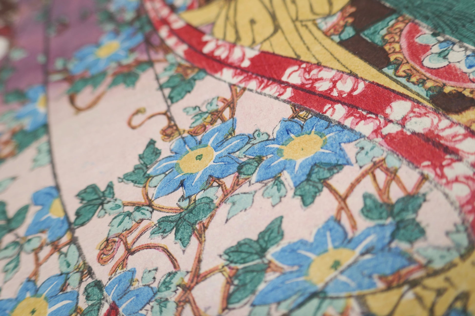 Gros plan sur les motifs floraux bleus du kimono dans un véritable ukiyo-e de Kunisada Toyokuni III