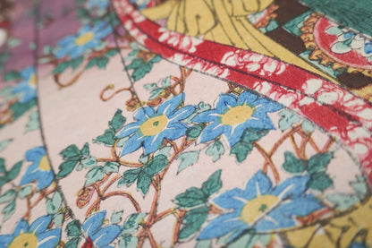 Gros plan sur les motifs floraux bleus du kimono dans un véritable ukiyo-e de Kunisada Toyokuni III