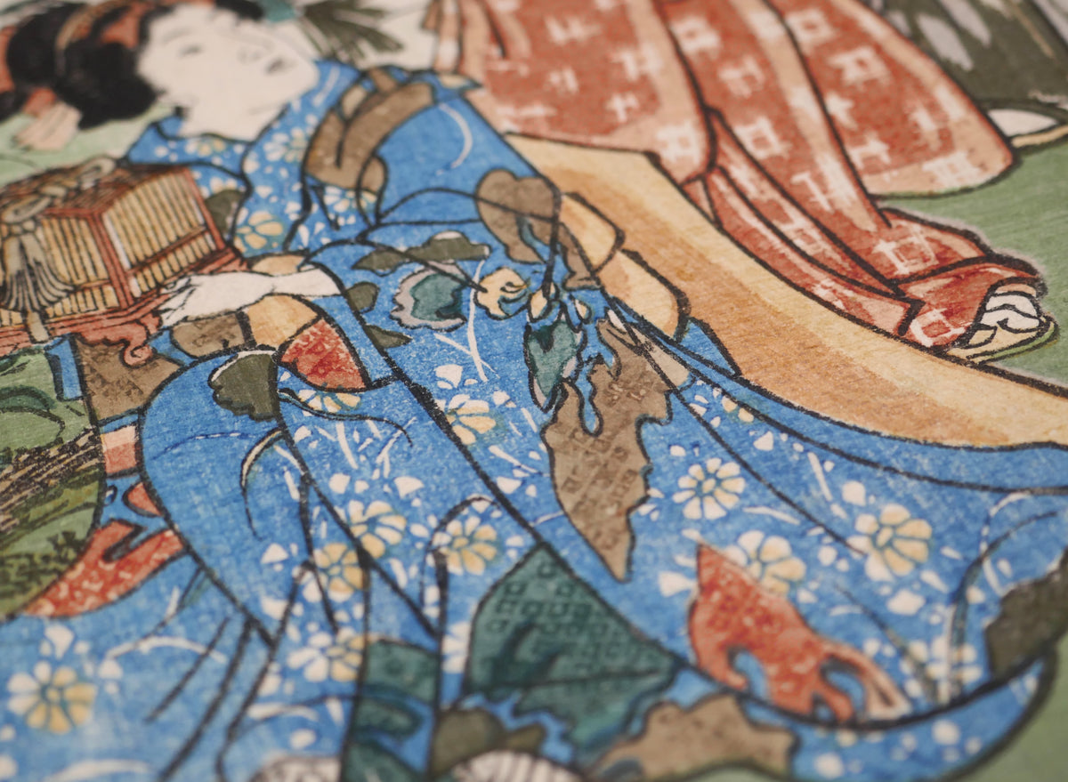 Détail des motifs imprimés du kimono bleu d’une jeune femme dans l’ukiyo-e Suzumushi de Kunisada
