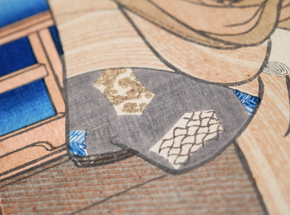 Gros plan sur les motifs de kimono et la texture du papier dans une estampe nishiki-e originale de Kunisada Toyokuni III.