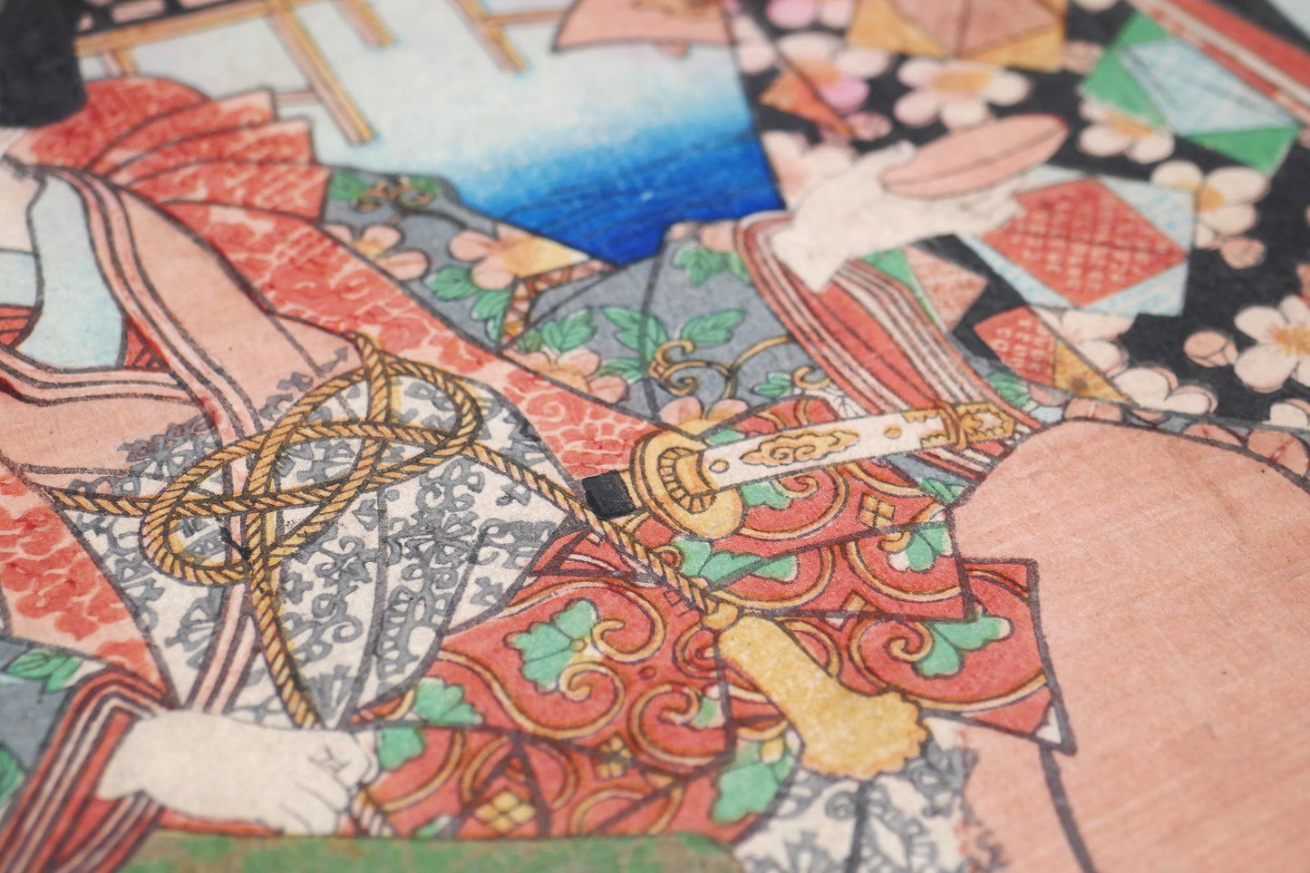 Détail des motifs de kimono et accessoires dans une estampe japonaise authentique de Yoshitora avec riche décor textile de l’époque Edo