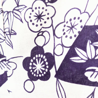 Motifs ume, kiku et sensu sur kimono de nuit japonais en coton blanc, vêtement d’intérieur traditionnel pour femme