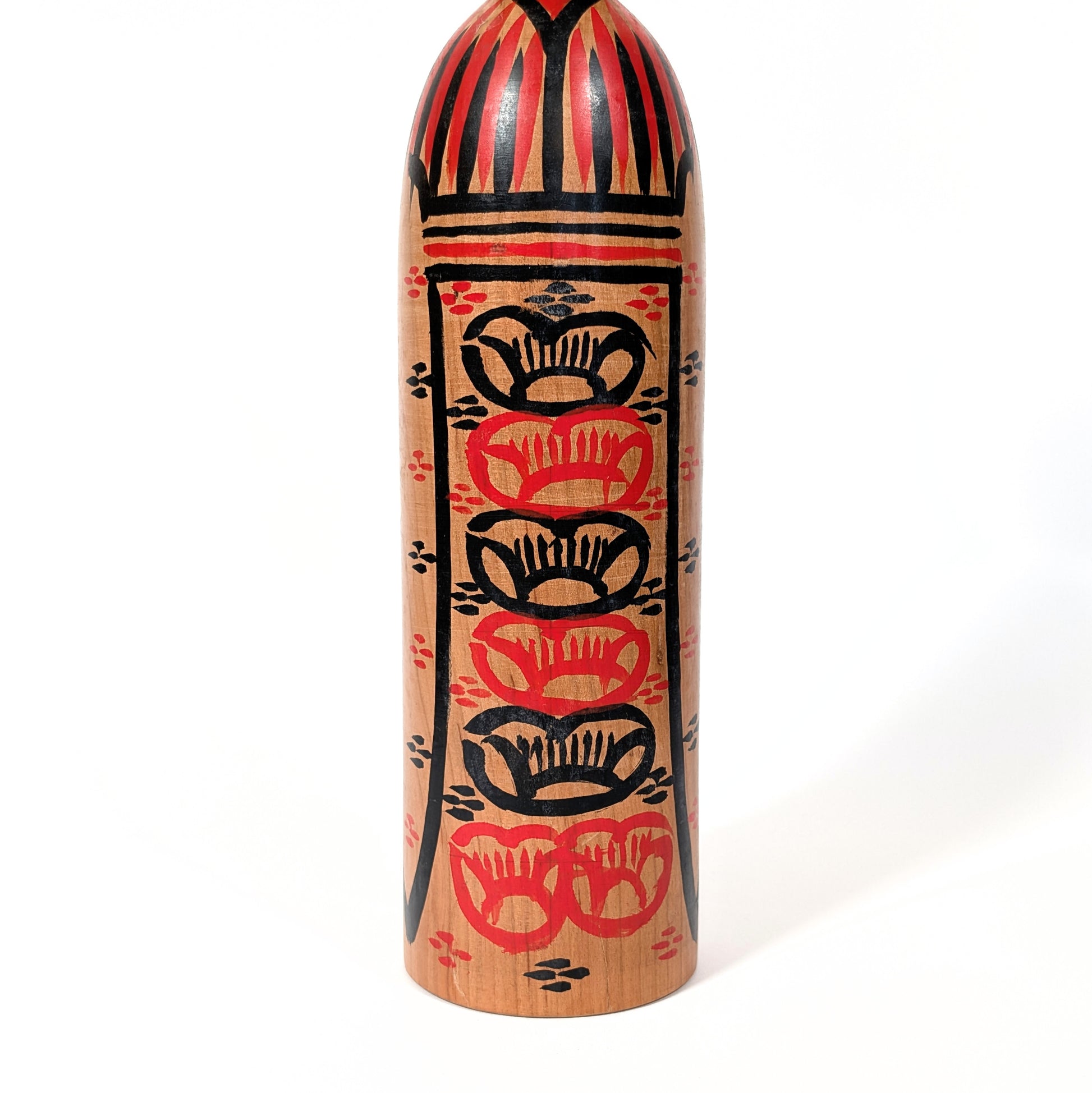 Motifs de fleurs de prunier ume sur une kokeshi poupée japonaise, décor floral stylisé traditionnel