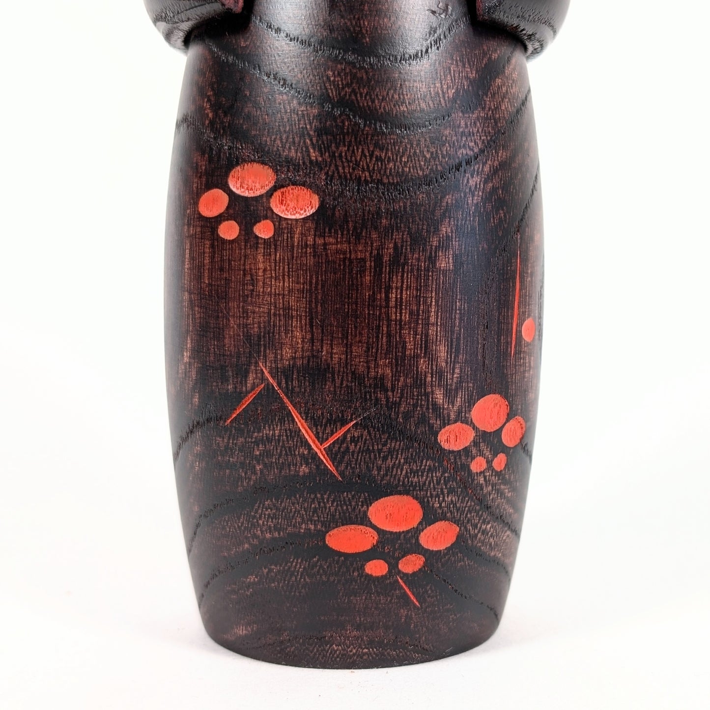 Motifs de fleurs de prunier ume rouges sur une kokeshi sosaku Usaburo 春彩