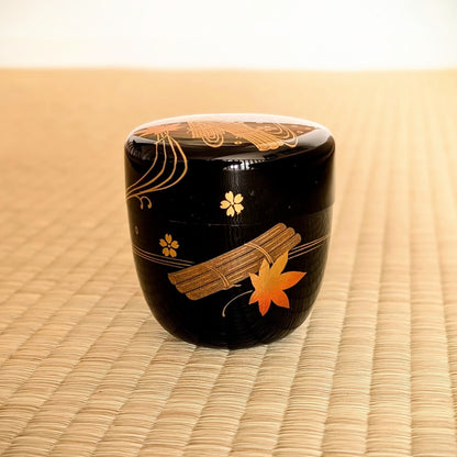 Natsume authentique en laque noire posé sur tatami, décor 花筏 hanaikada en maki-e doré pour cérémonie du thé matcha