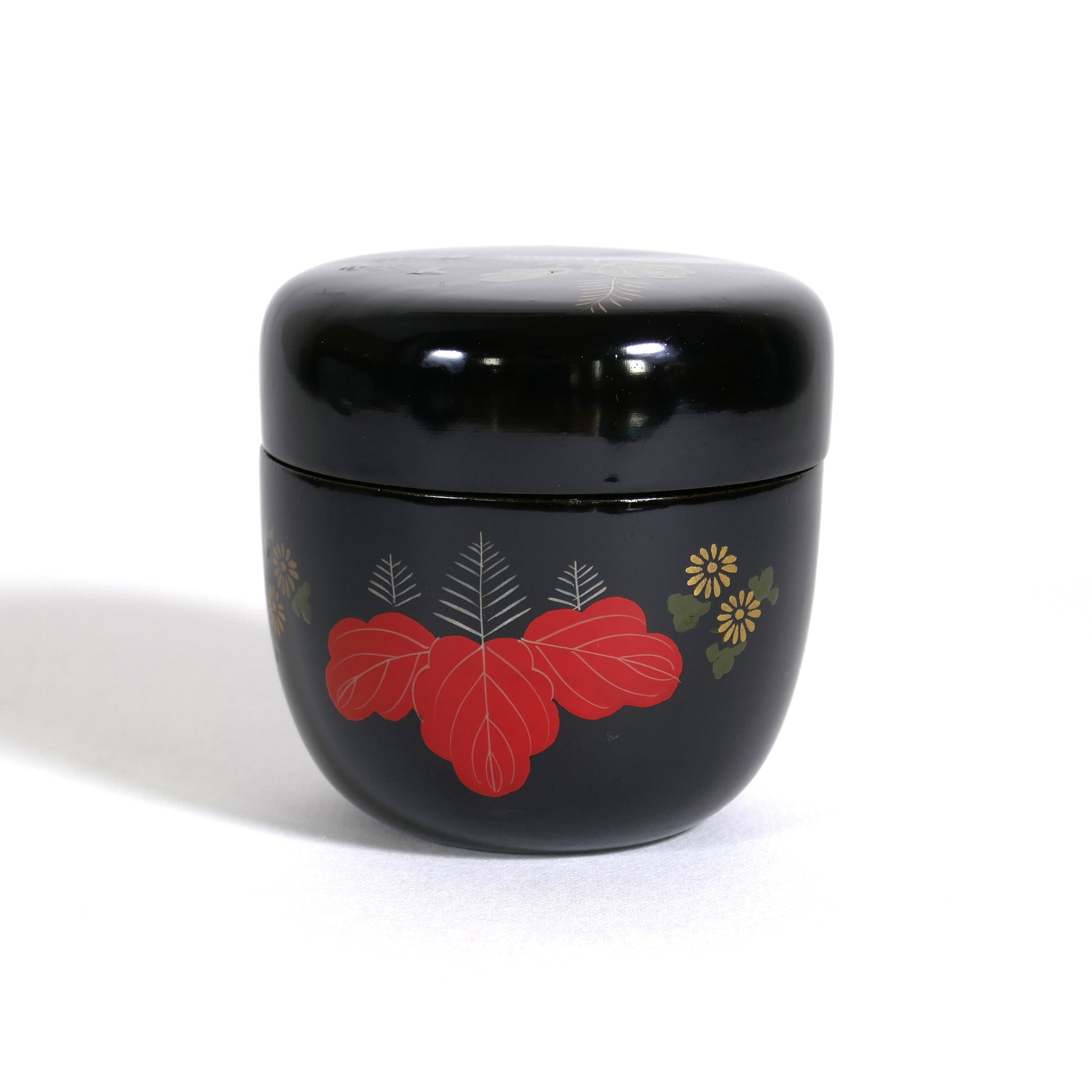 Natsume japonais ancien, boîte à thé en laque noire avec motif de paulownia rouge et chrysanthèmes dorés