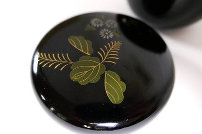Couvercle de natsume décoré de feuilles vertes et chrysanthèmes blancs, style japonais traditionnel