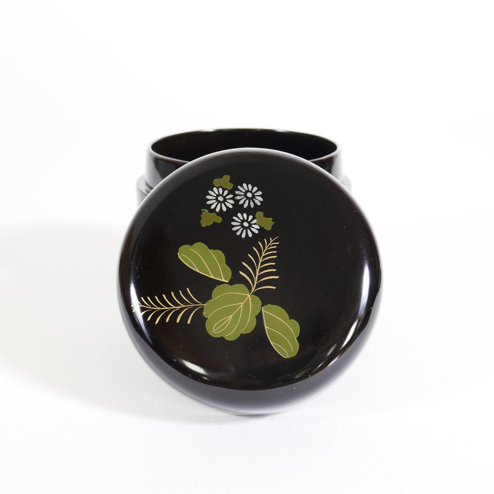 Couvercle d’un natsume japonais avec fleurs de chrysanthème dorées sur laque noire, artisanat traditionnel japonais