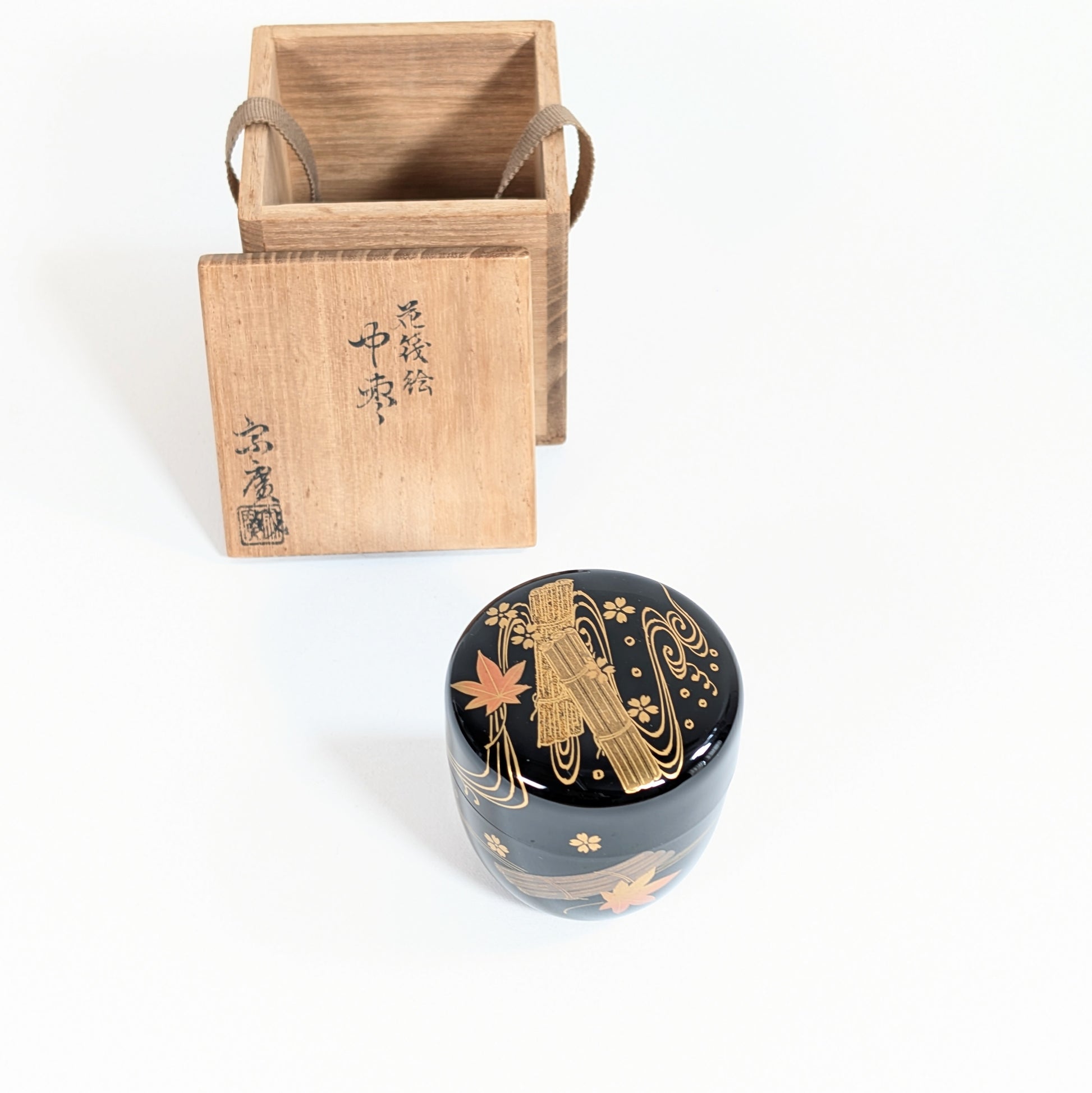 Véritable natsume japonais en laque noire, décor 花筏 hanaikada en蒔絵 maki-e, avec tomobako signé 宗廣造