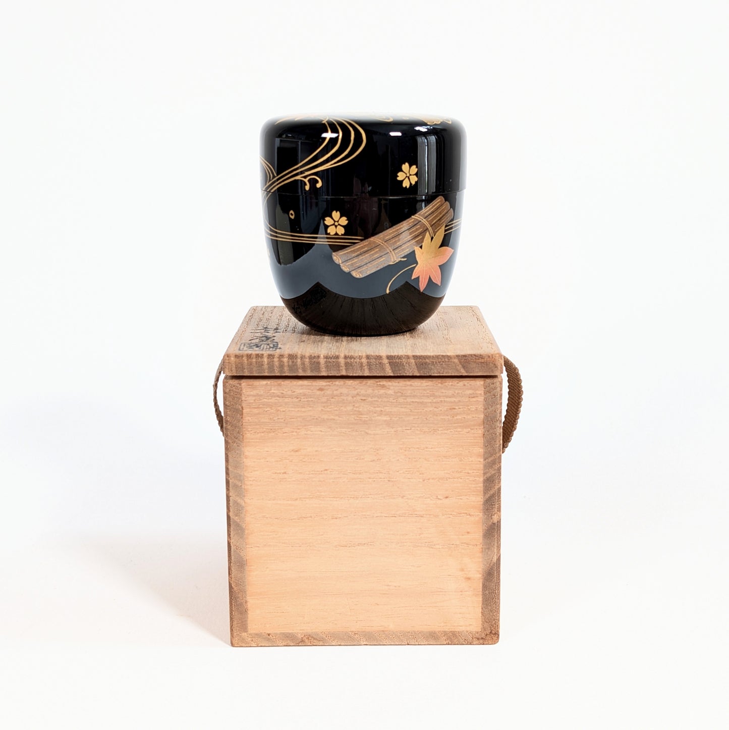 Natsume japonais en véritable laque noire posé sur son tomobako, décor 花筏 hanaikada en maki-e avec momiji et fleurs