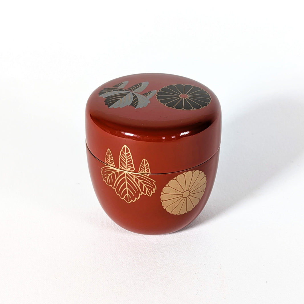 Natsume japonais en laque rouge brillante avec motifs kiku et kiri en maki-e doré, boîte à matcha traditionnelle pour cérémonie du thé