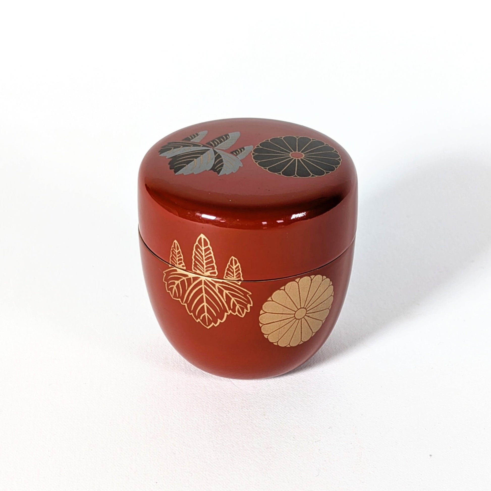 Natsume japonais en laque rouge brillante avec motifs kiku et kiri en maki-e doré, boîte à matcha traditionnelle pour cérémonie du thé