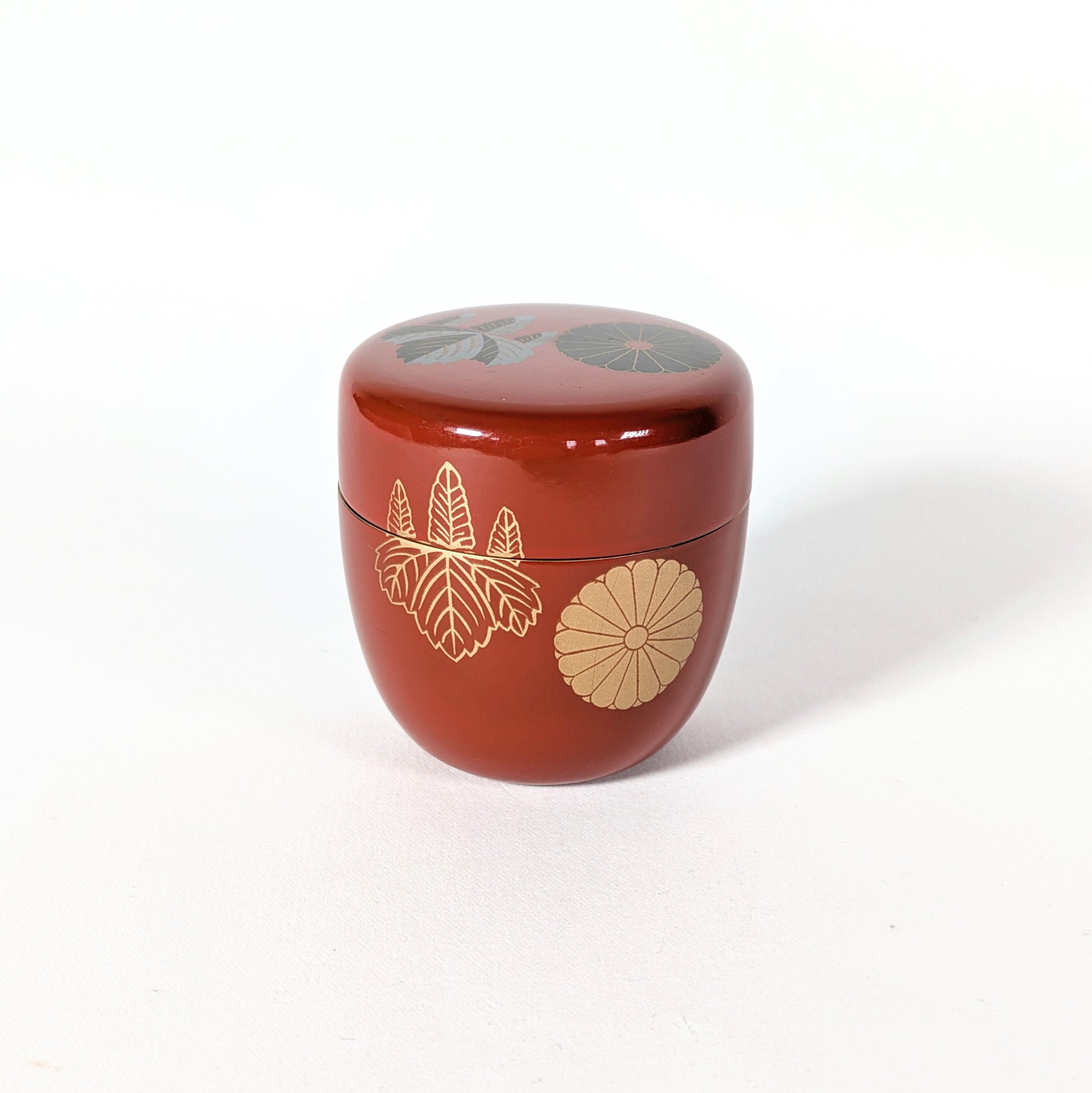 Natsume japonais en laque rouge brillante avec décor maki-e doré de kiku et kiri, boîte à matcha traditionnelle pour cérémonie du thé japonaise