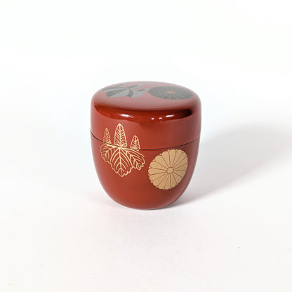 Natsume japonais en laque rouge brillante avec décor maki-e doré de kiku et kiri, boîte à matcha traditionnelle pour cérémonie du thé japonaise
