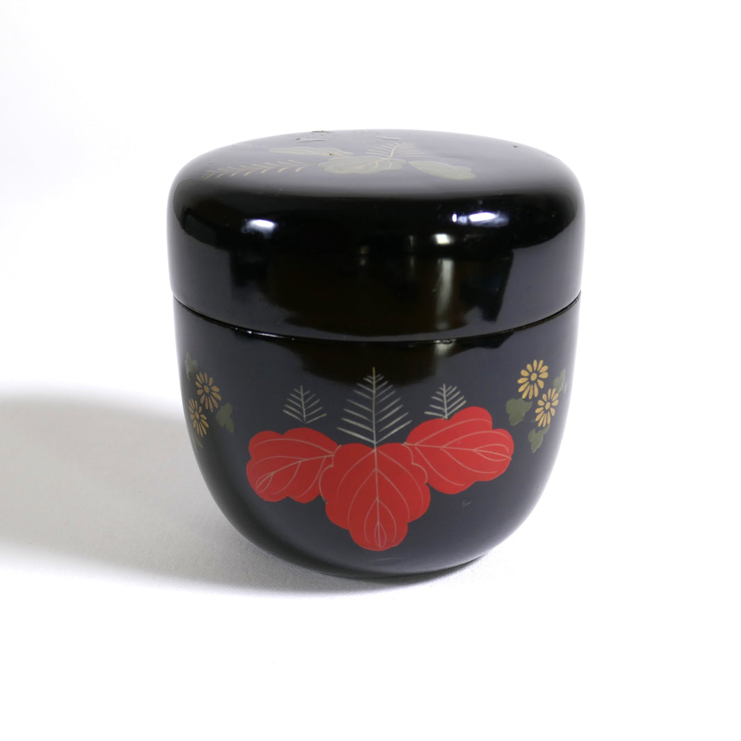 Accessoire de cérémonie du thé japonaise : natsume en bois laqué noir, décoré de motifs floraux traditionnels