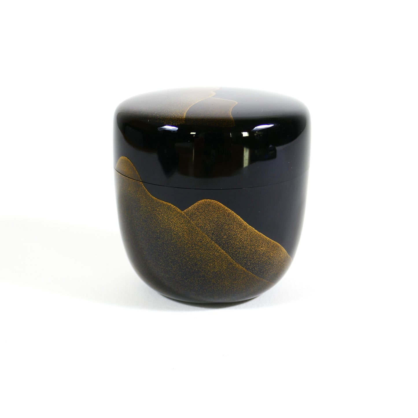 Natsume japonais en laque noire maki-e représentant des montagnes, boîte à thé pour cérémonie du thé matcha