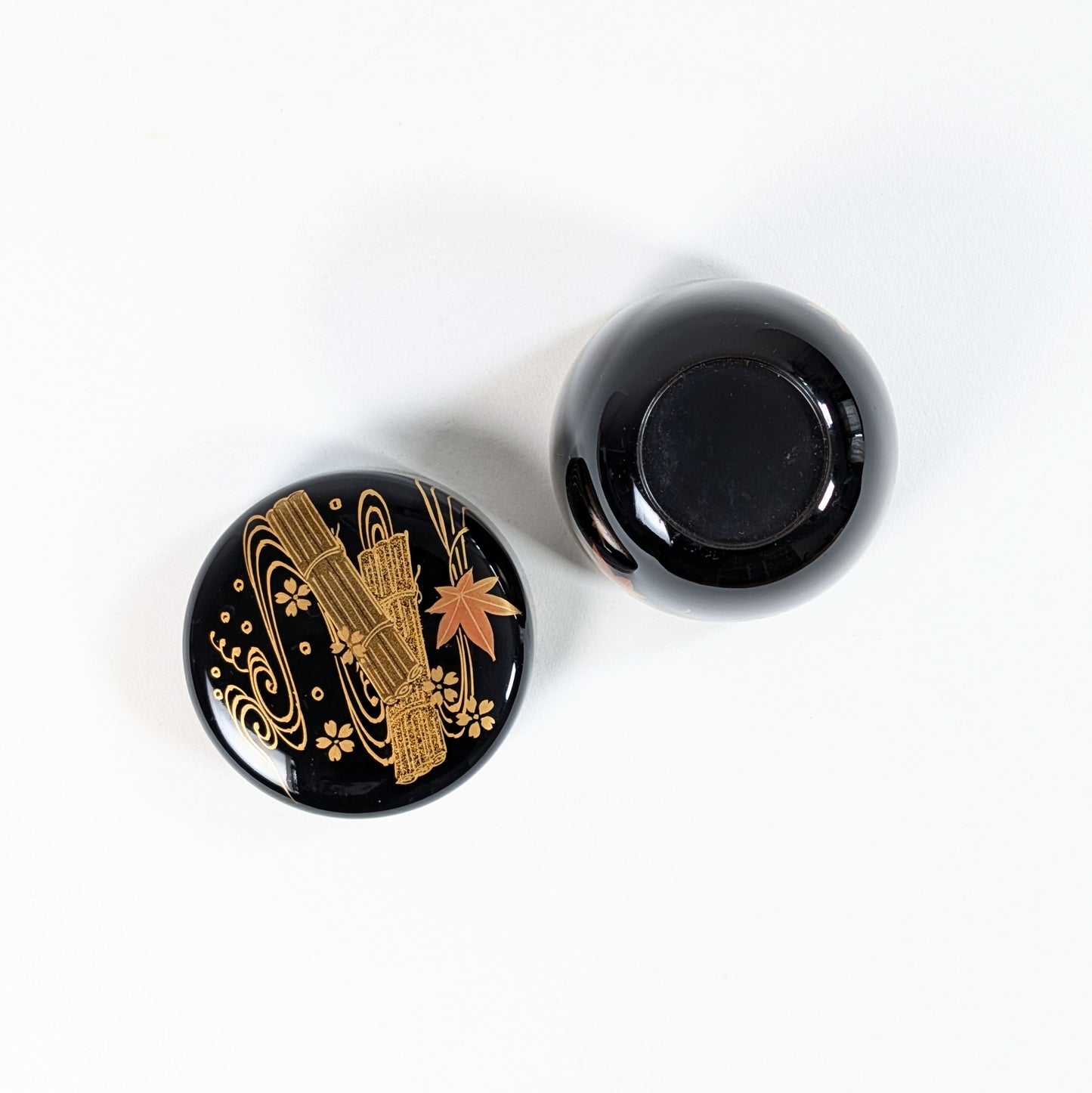 Natsume maki-e 花筏 vu ouvert, intérieur laqué noir et couvercle décoré d’un radeau de fleurs japonais