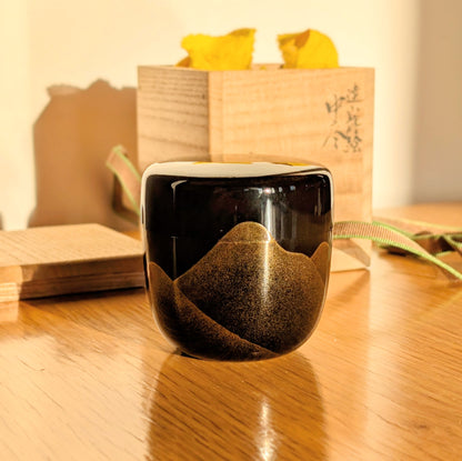 Natsume japonais en laque urushi et nashiji, décor doré de montagnes style Mont Fuji, vue sous lumière naturelle