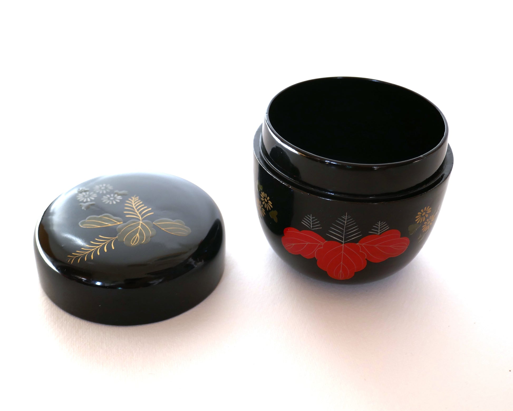 Boîte à thé japonaise ouverte (natsume) avec couvercle décoré de paulownia et chrysanthèmes sur laque noire