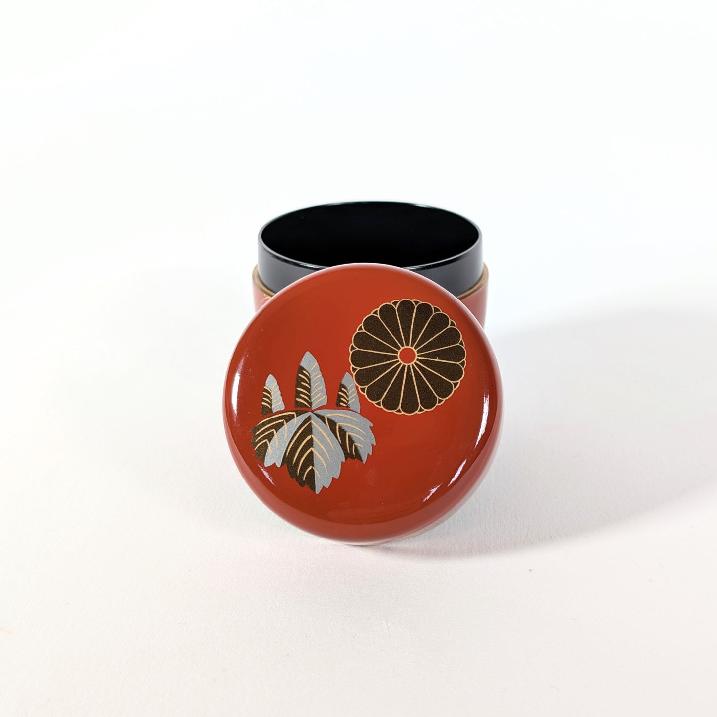 Natsume ouvert avec couvercle décoré kiku kiri, laque japonaise rouge et intérieur noir, objet authentique pour cérémonie du thé