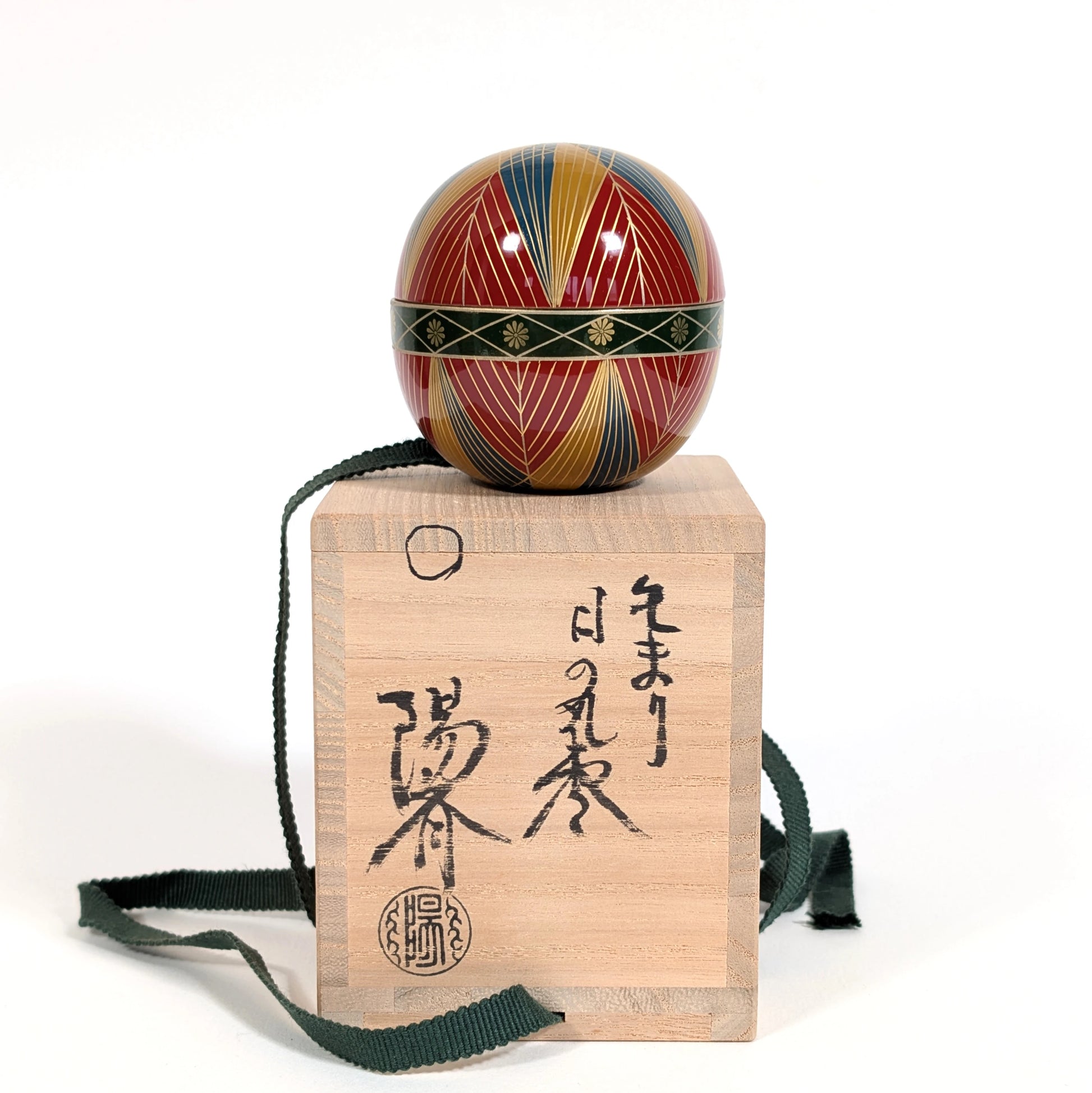 Natsume temari Hinomaru en laque japonaise Wajima, posé sur son tomobako signé Okamoto Yōsai, objet de cérémonie du thé