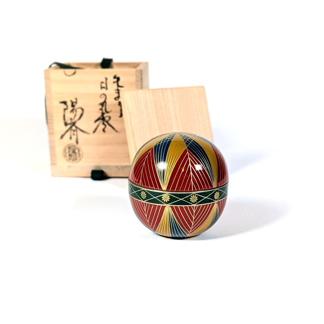 Natsume en laque japonaise rond en forme de temari signé Okamoto Yōsai avec boîte en bois tomobako d’origine. boite à thé de Wajima, décor Hinomaru en maki-e doré