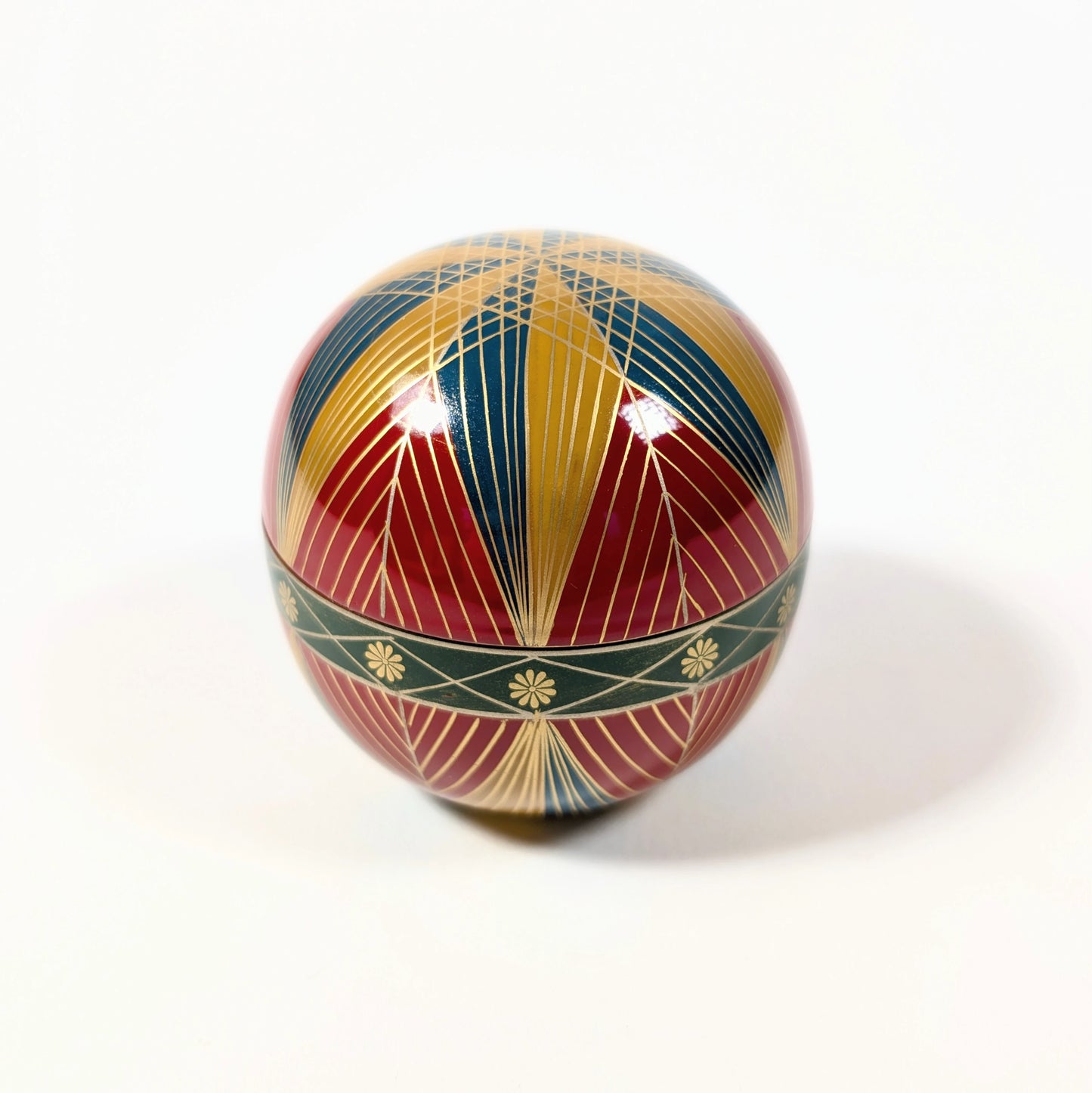 Vue de dessus d’un natsume temari japonais, décor maki-e géométrique et symétrique