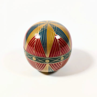 Vue de dessus d’un natsume temari japonais, décor maki-e géométrique et symétrique