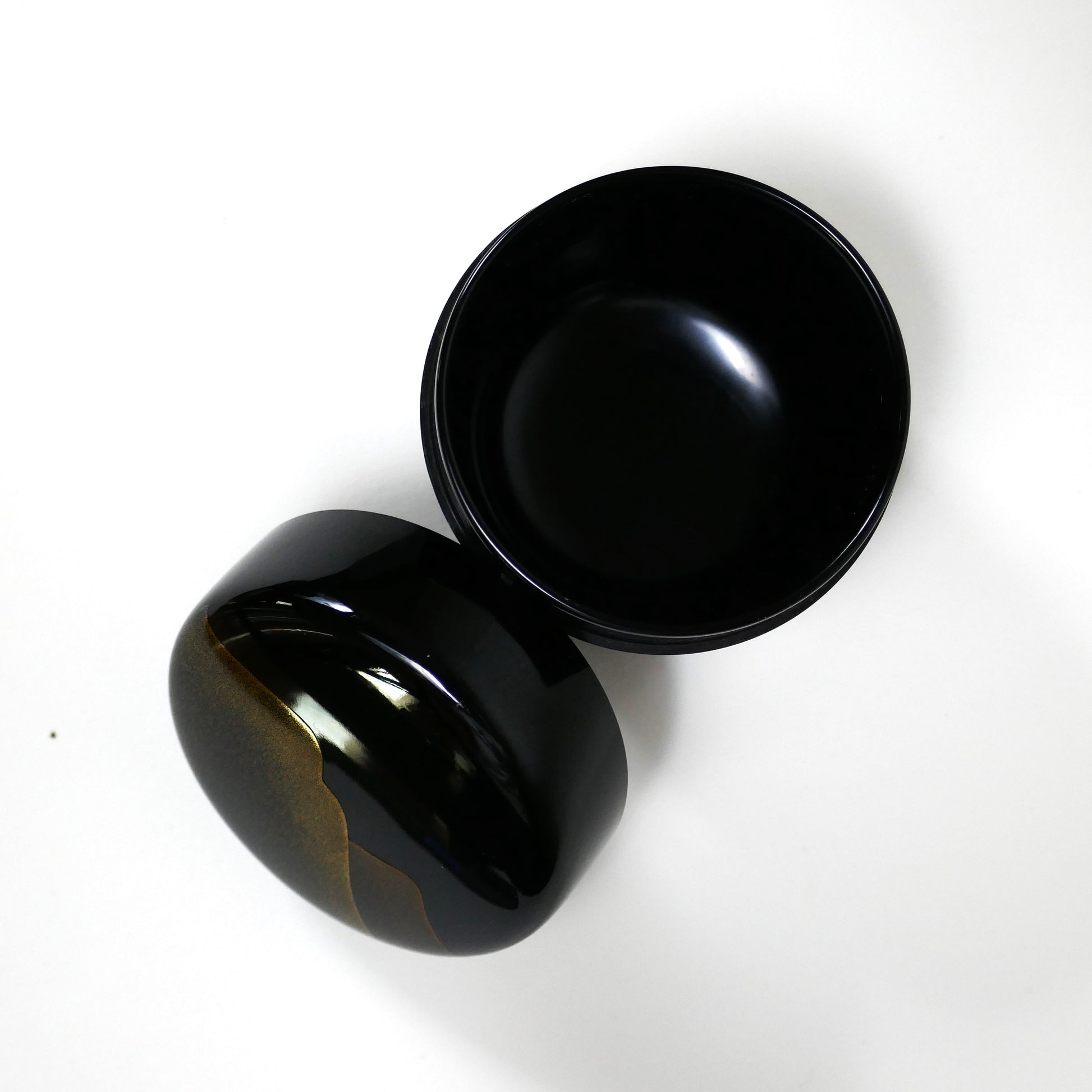 Intérieur du natsume en laque noire brillant, boîte à thé matcha pour chanoyu