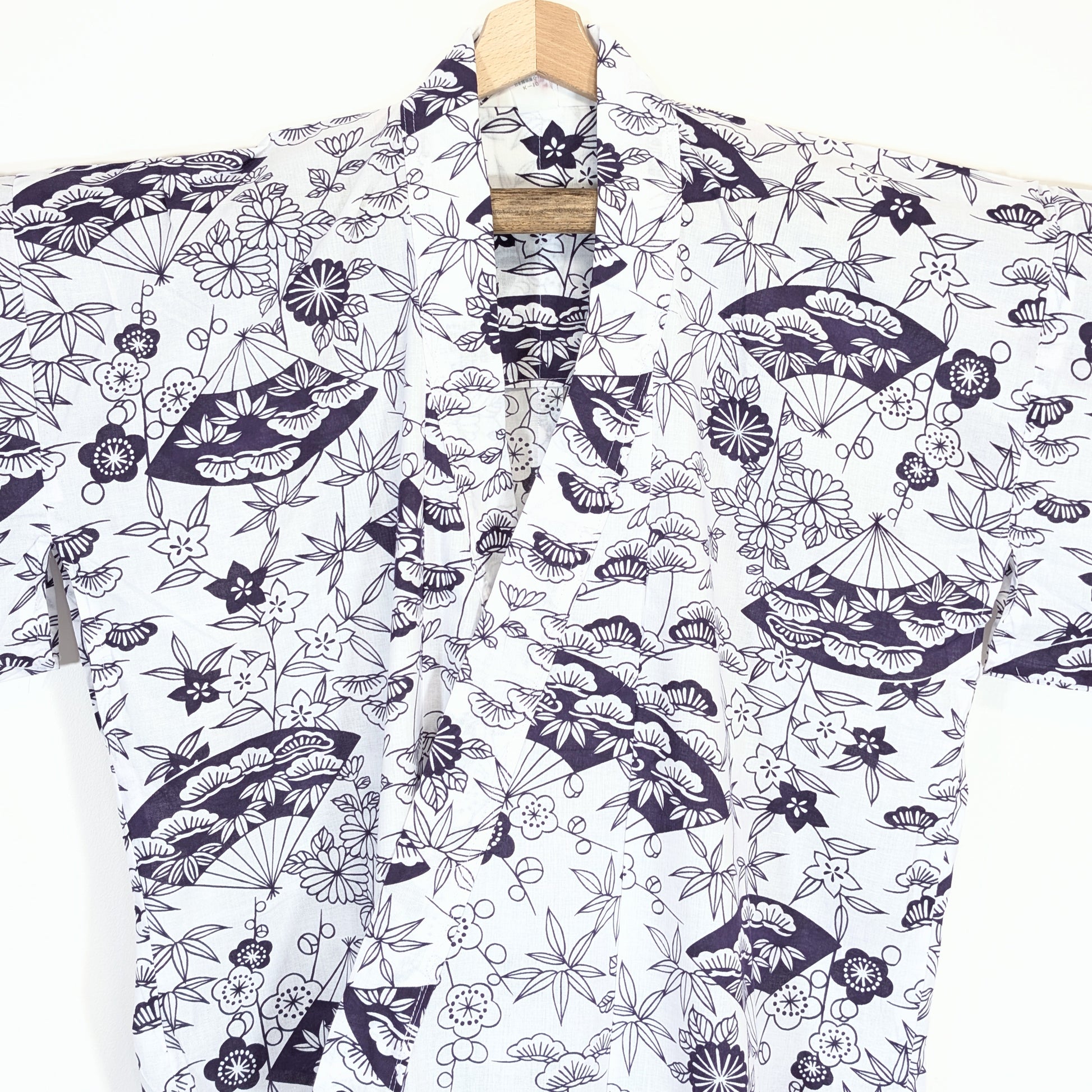 Nemaki japonais pour femme, yukata léger en coton blanc à motifs sensu, fleurs ume, kiku et feuilles de bambou, fabriqué au Japon