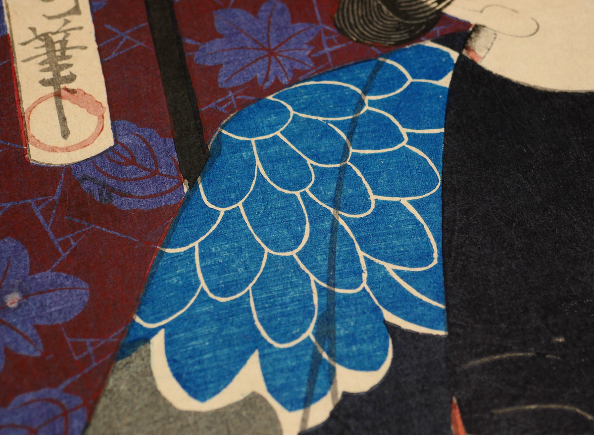 Détail du motif kiku, chrysanthème japonais bleu aux contours blancs, sur un costume de kabuki de Kunichika.