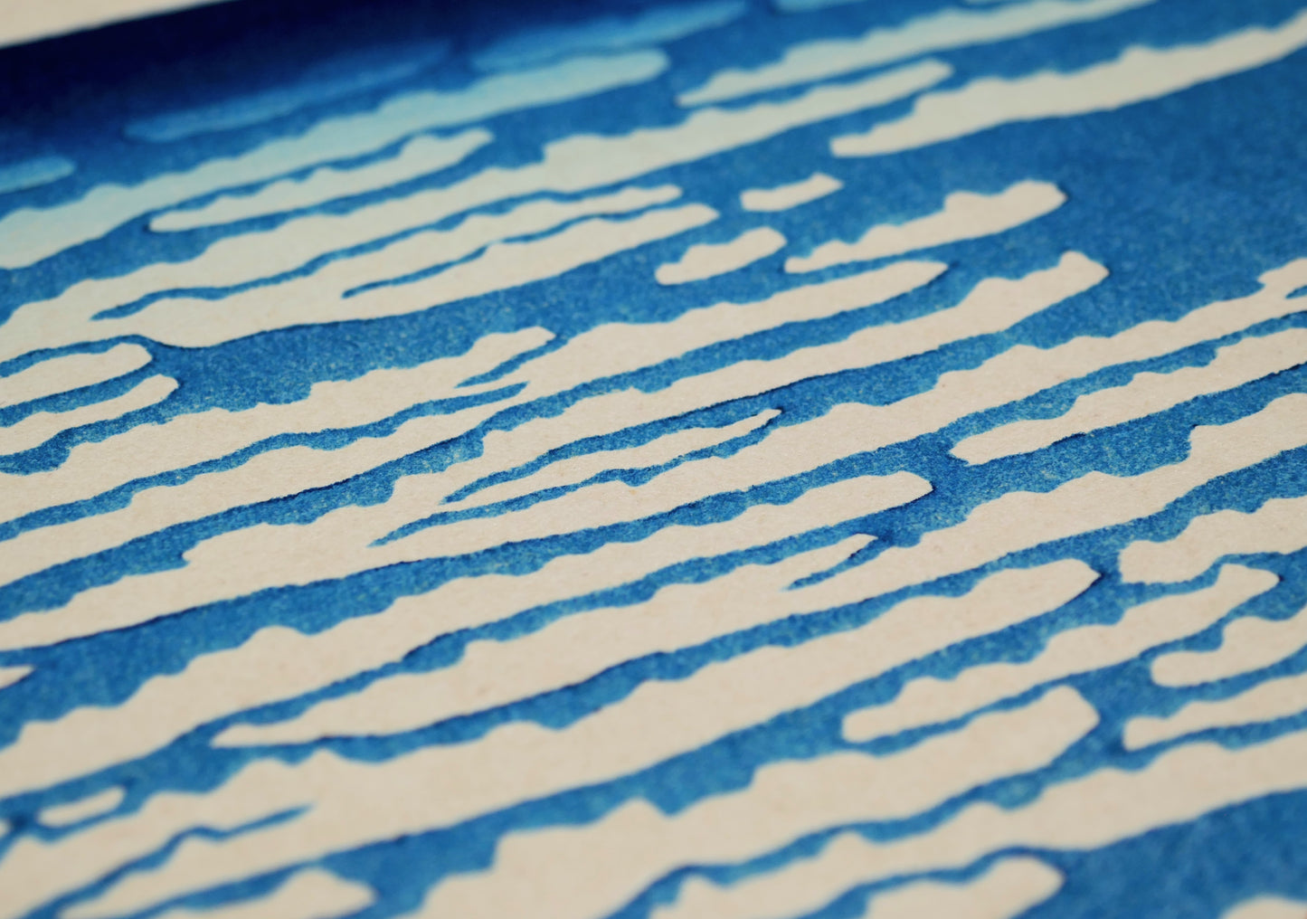 Vue macro des nuages blancs stylisés sur le ciel bleu de Gaifū kaisei, célèbre estampe du mont Fuji par Hokusai