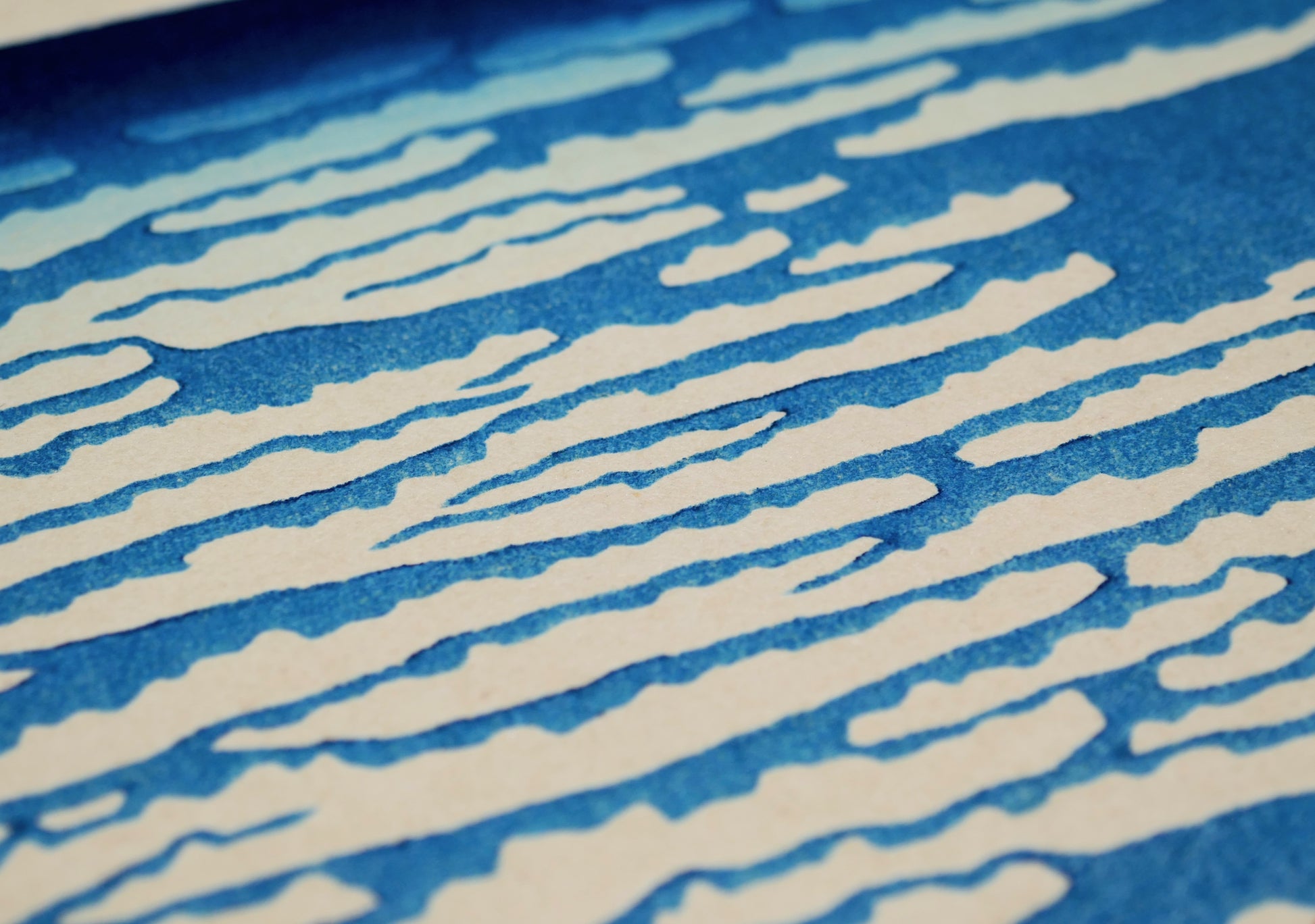 Vue macro des nuages blancs stylisés sur le ciel bleu de Gaifū kaisei, célèbre estampe du mont Fuji par Hokusai