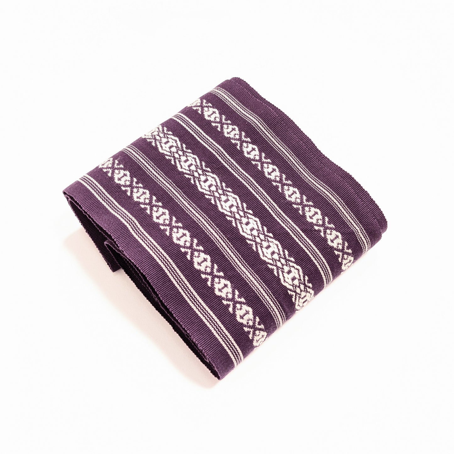 Obi homme japonais plié, en coton violet, décoré du motif classique Hakata kenjō et de fines rayures écrues
