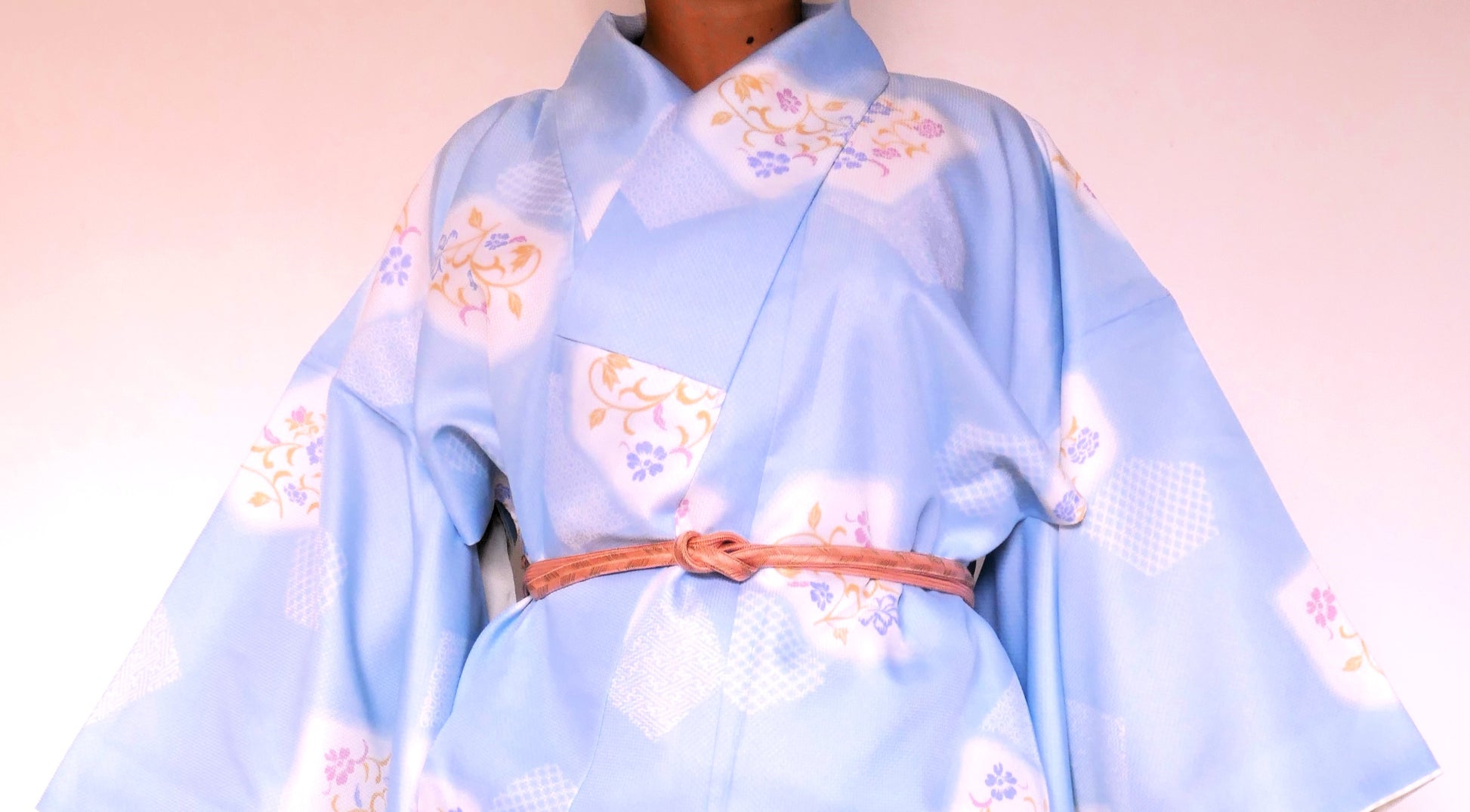 vue de face du col croisé du yukata bleu ciel fleuri et de l'attache obijime offerte