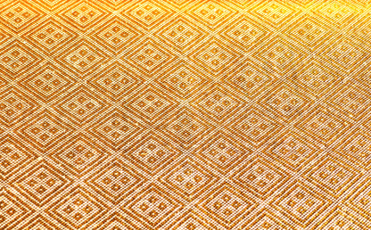 Gros plan du revers d’un obi en soie dorée à motifs de losanges géométriques japonais