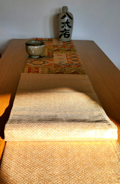 Vue du revers de l’obi en soie avec motif répétitif en losanges dorés japonais