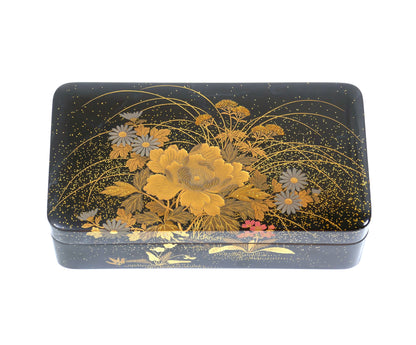 Objet de collection japonais : boîte en laque noire, décorée de pivoines dorées en maki-e, artisanat Zohiko Kyoto.