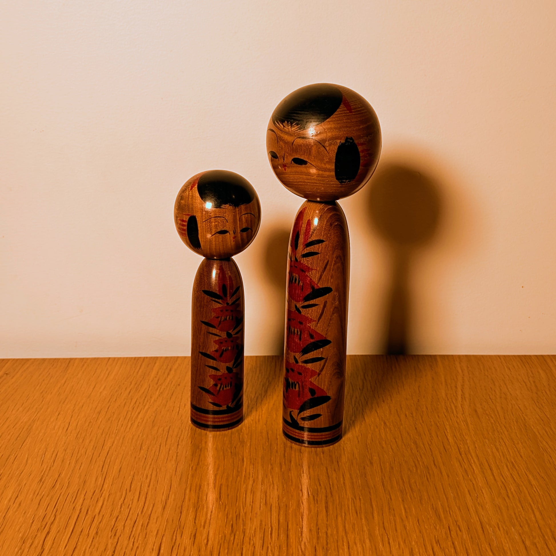 Objet de décoration japonais avec poupées kokeshi en bois mère et enfant, figurines artisanales japonaises pour intérieur wabi sabi