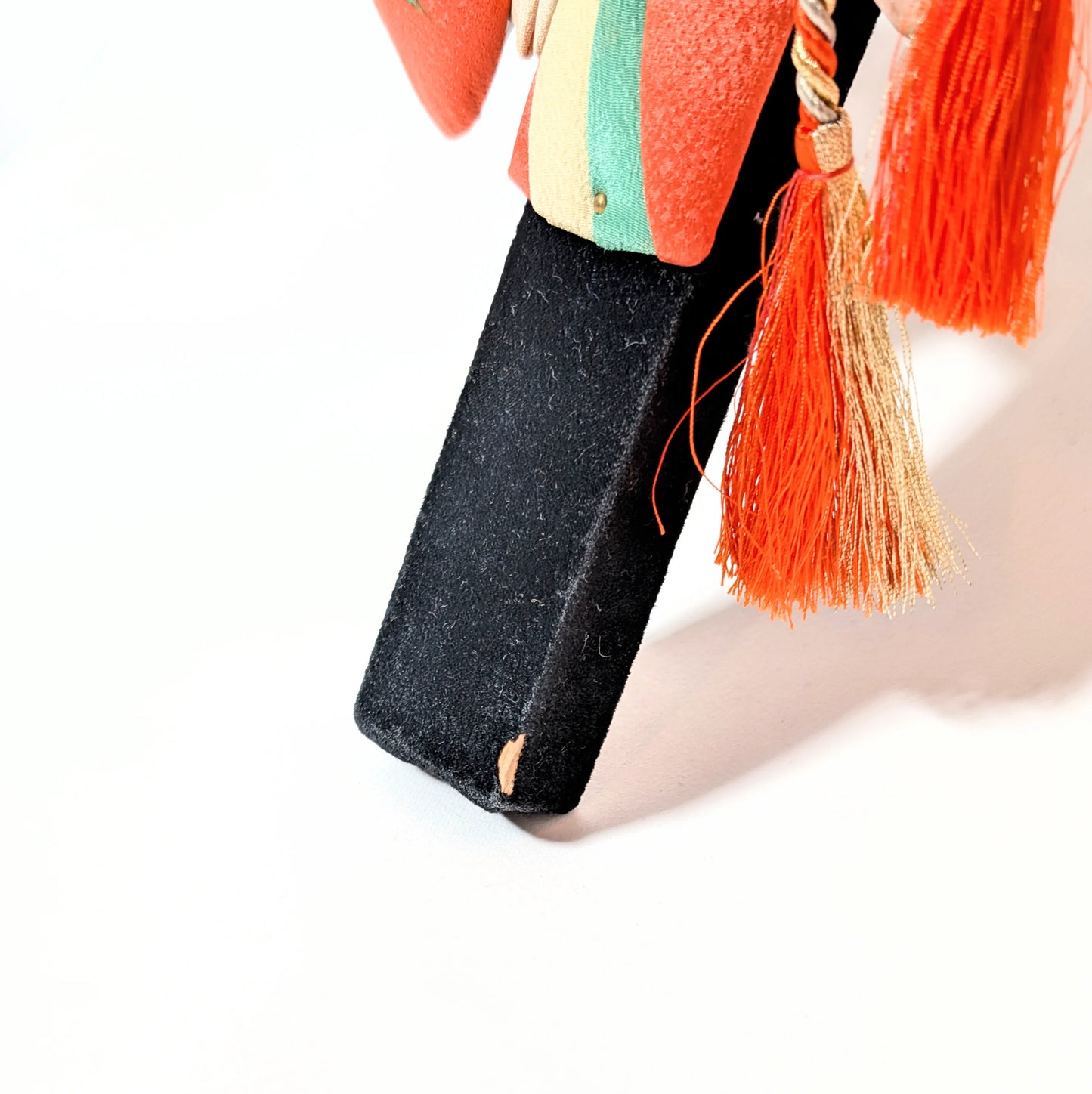 Détail du manche d’une hagoita japonaise, objet décoratif textile traditionnel