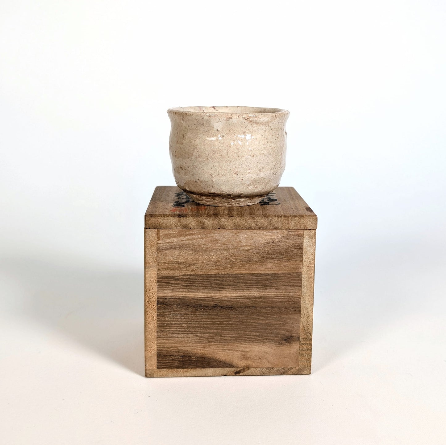 Ochoko en Hagi-yaki posé sur sa boîte tomobako, artisanat japonais du four Senryūzan à Hagi